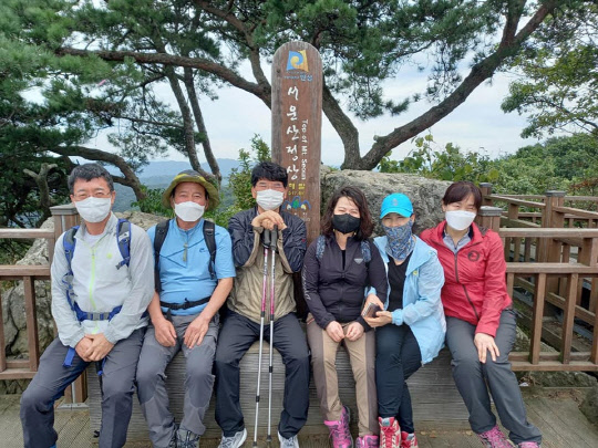 지난 5일 박완주(왼쪽에서 세번째) 더불어민주당 정책위의장이 경기 안성시 서운산 정상에서 기념 촬영을 하고 있다. 이종담 충청남도 천안시의원 페이스북 화면 캡처.